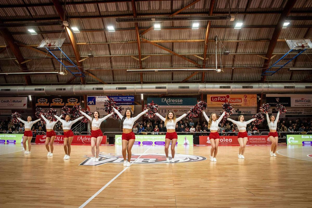 Formation en ligne des Cheery Dolls sur le terrain, vue de la salle