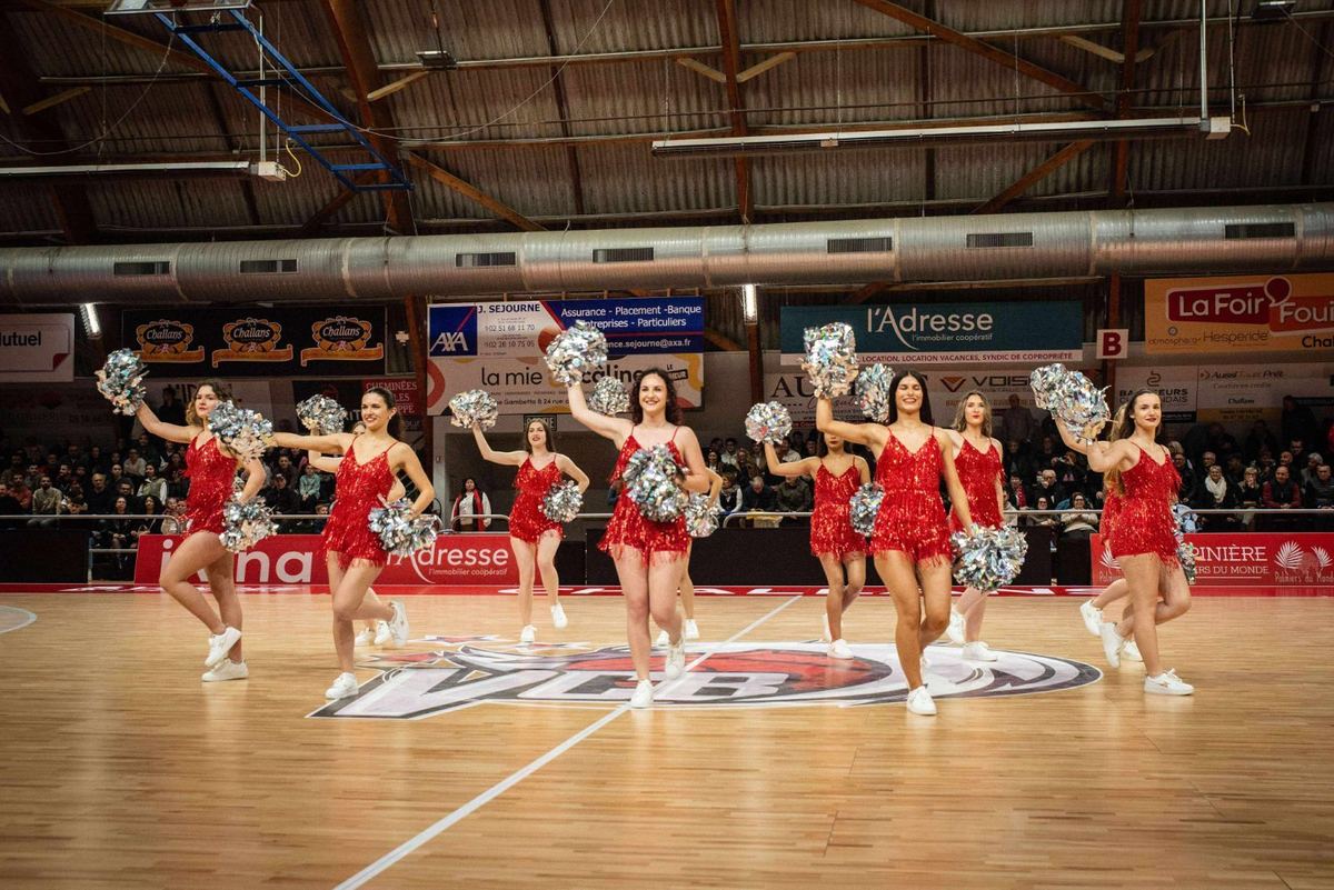 Animation de match de basket par les Cheery Dolls en tenue rouge